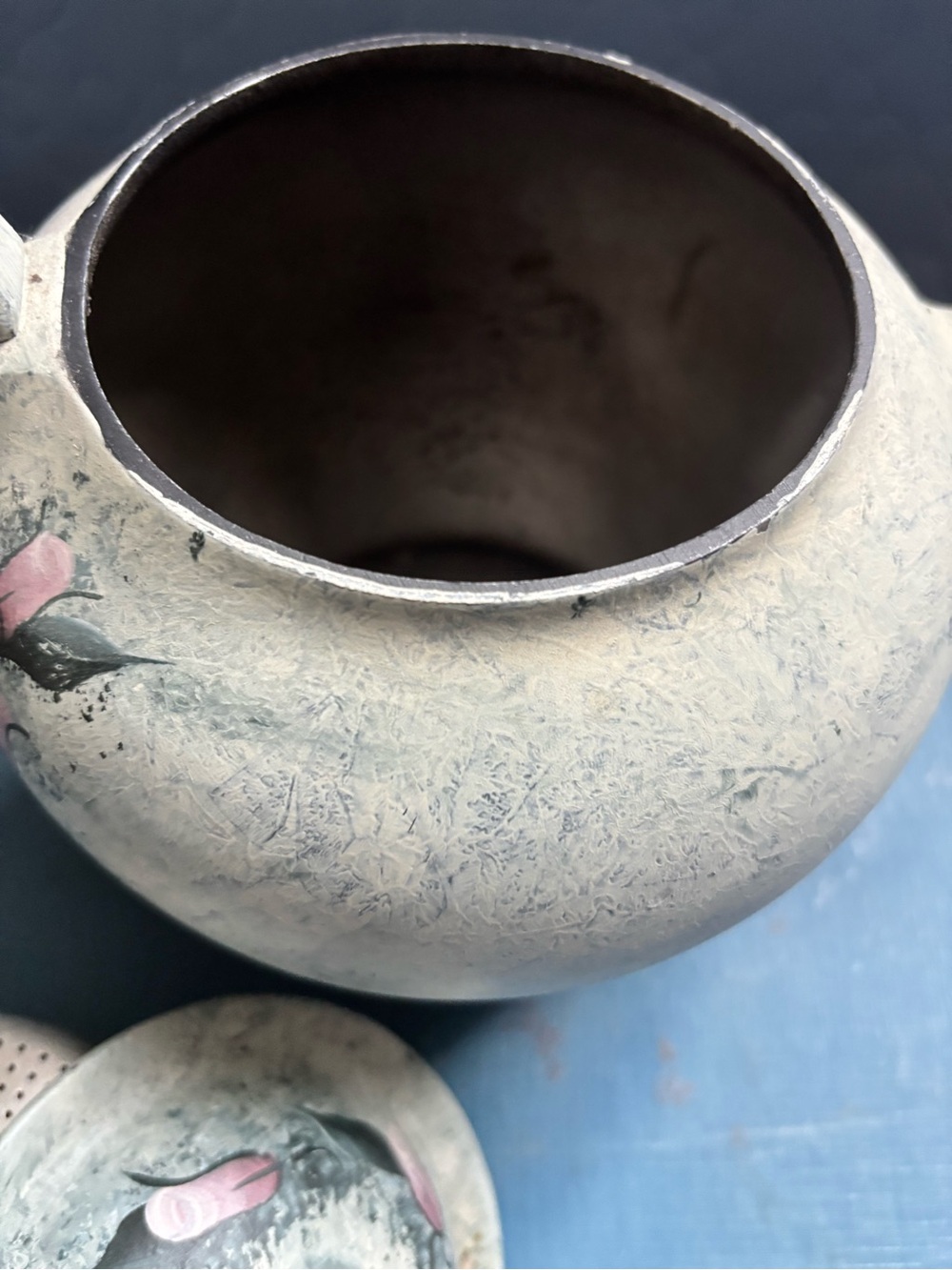 Vintage teapot with strainer . - Picture 9 of 12